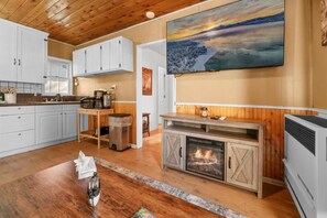 Private kitchen - Hideaway Cabin (Big Bear)