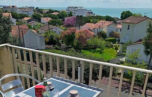 Outdoor dining - Pet friendly apartment in Royan with house sea view (Royan)