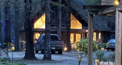 Cozy 2-bedroom cabin in the woods near The White River
