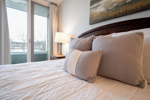 Lake Michigan Condo | Walk to Downtown | Views + Parking