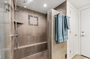 Shower, hair dryer, towels, soap - Luxury 4BR Condo Near Diamond Peak & Lake Tahoe - Perfect for Families (Incline Village)