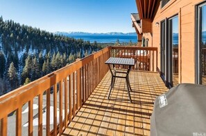 Outdoor dining - Luxury 4BR Condo Near Diamond Peak & Lake Tahoe - Perfect for Families (Incline Village)