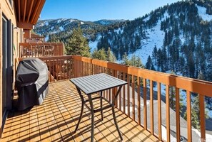 Outdoor dining - Luxury 4BR Condo Near Diamond Peak & Lake Tahoe - Perfect for Families (Incline Village)