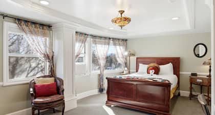 Spacious penthouse Victorian Suite in Boutique B&B