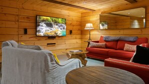 Un intérieur en bois avec un téléviseur, un canapé et une lampe.