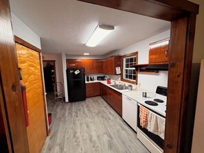 Private kitchen - 4-bedroom farmhouse on 32 acres of private land with fishing pond and creek. (Freetown)