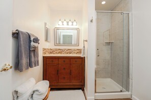 Shower, hair dryer, towels - Spyglass 17-New Rental with Pool Views, Pickleball/Tennis Court, 2/2.5 with Bonus Room! (St. Augustine)