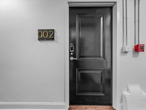 Interior - Queen Suite + Kitchenette (Asheville)