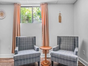 Interior - Queen Suite + Kitchenette (Asheville)