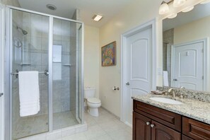 Shower, hair dryer, towels - This thoughtfully styled home overlooks the Bay and is perfect for your Annapolis escape. (Annapolis)