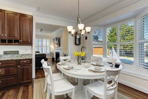 Dining - This thoughtfully styled home overlooks the Bay and is perfect for your Annapolis escape. (Annapolis)