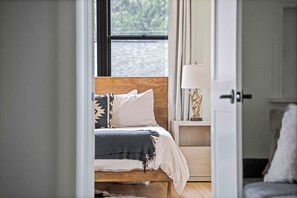 1 bedroom, iron/ironing board, free WiFi, bed sheets - Deluxe King Suite in Downtown Asheville (Asheville)