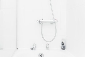 Bathroom - Charming 2-bedroom, 2-bath apartment in the heart of Westminster (London)