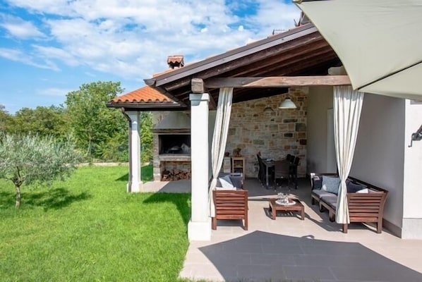 Outdoor dining - Villa Maya (Istria - Svetvinčenat) (Svetvinčenat)