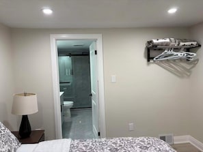 4 bedrooms, iron/ironing board, WiFi, bed sheets - Lovely House walking to Niagara Falls in Canada (Niagara Falls)