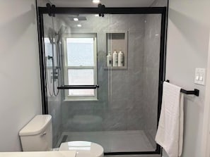 Shower, hair dryer, towels, soap - Lovely House walking to Niagara Falls in Canada (Niagara Falls)