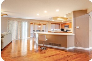 Interior - Spacious 6-bedroom. 4br. With luxury HOT TUB (Denver)