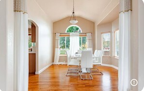 Dining - Spacious 6-bedroom house with AC in charming Denver (Denver)