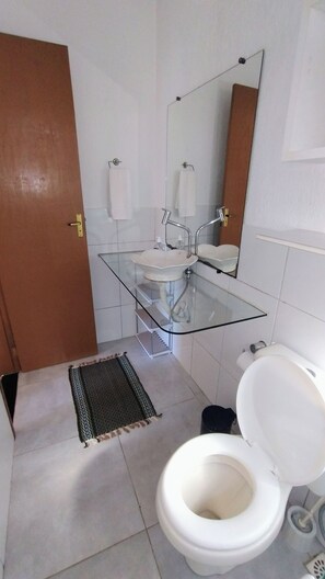 シャワー、石鹸、トイレットペーパー
