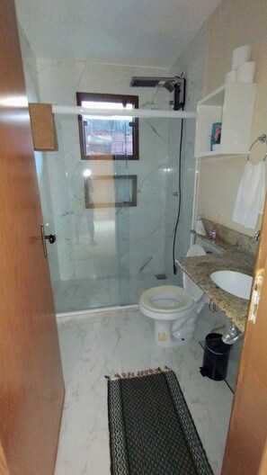 Shower, soap, toilet paper - Cozy house with pool, air conditioning, barbecue, and garage. (Armação dos Búzios)