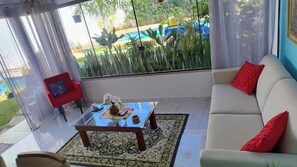 Living area - Cozy house with pool, air conditioning, barbecue, and garage. (Armação dos Búzios)