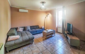 TV - Beautiful home in Cessenon sur Orb with WiFi (Cessenon sur Orb)