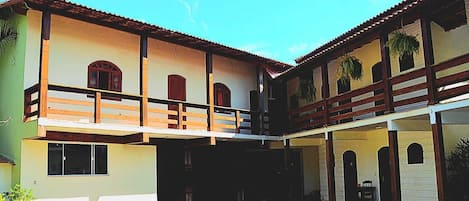 Vista frontal de la propiedad