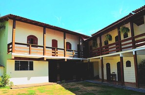 Vista frontal de la propiedad