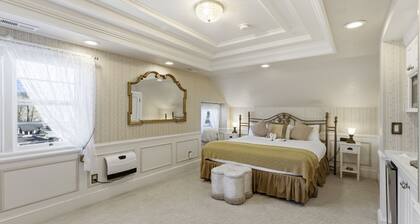 1-br Penthouse suite in Boutique B&B (spacious w king bed + spa amentities)