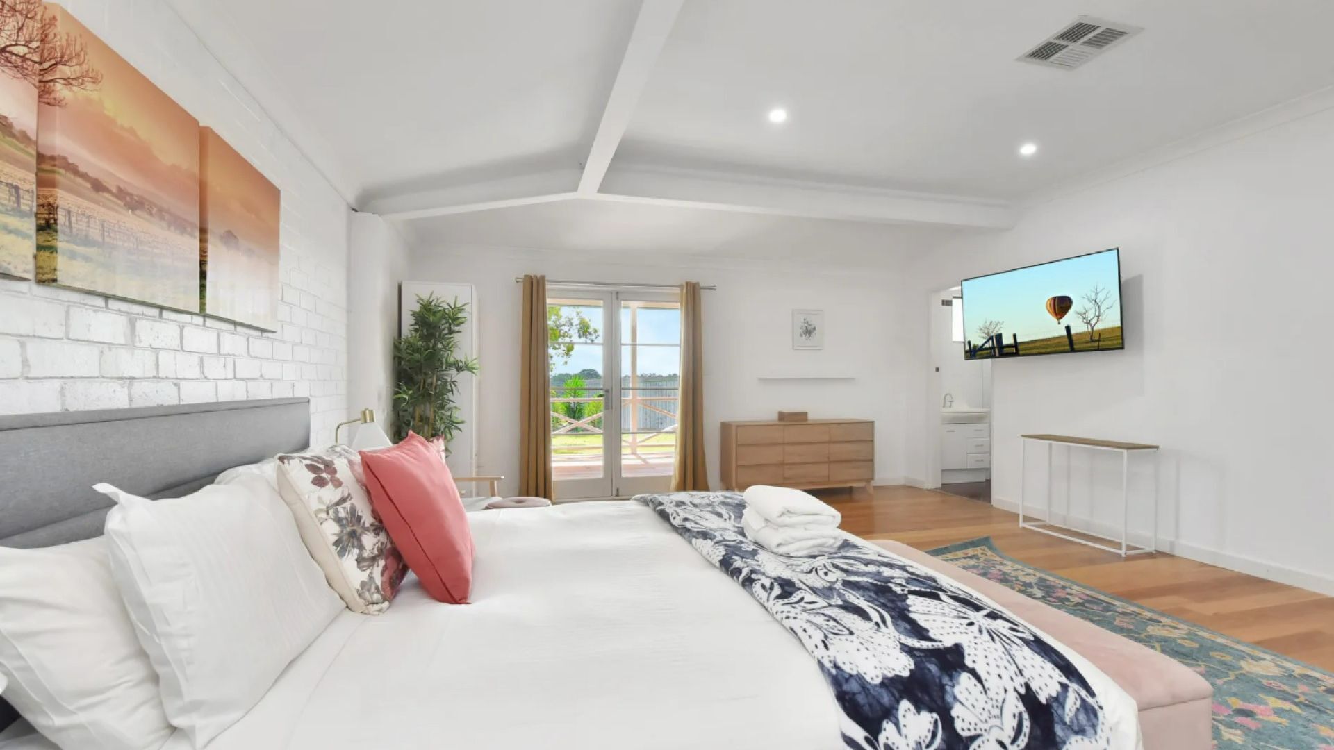 6 bedrooms, desk, iron/ironing board, free WiFi