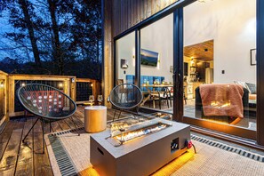 Outdoor dining - Private Modern Cabin: Hot Tub, 2 Firepits, King Bed, Bocce Court, Outdoor Movies (Sevierville)