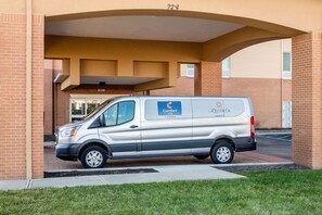 A Comfort Inn parking in front of a building with a brick facade and a covered entrance. - La Quinta Inn & Suites Indianapolis Airport West (Plainfield)