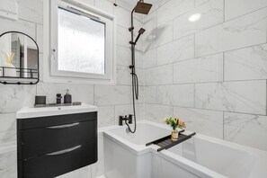 Hair dryer, towels, soap, toilet paper - Modern Apartment 2 bedroom in Central London (London)