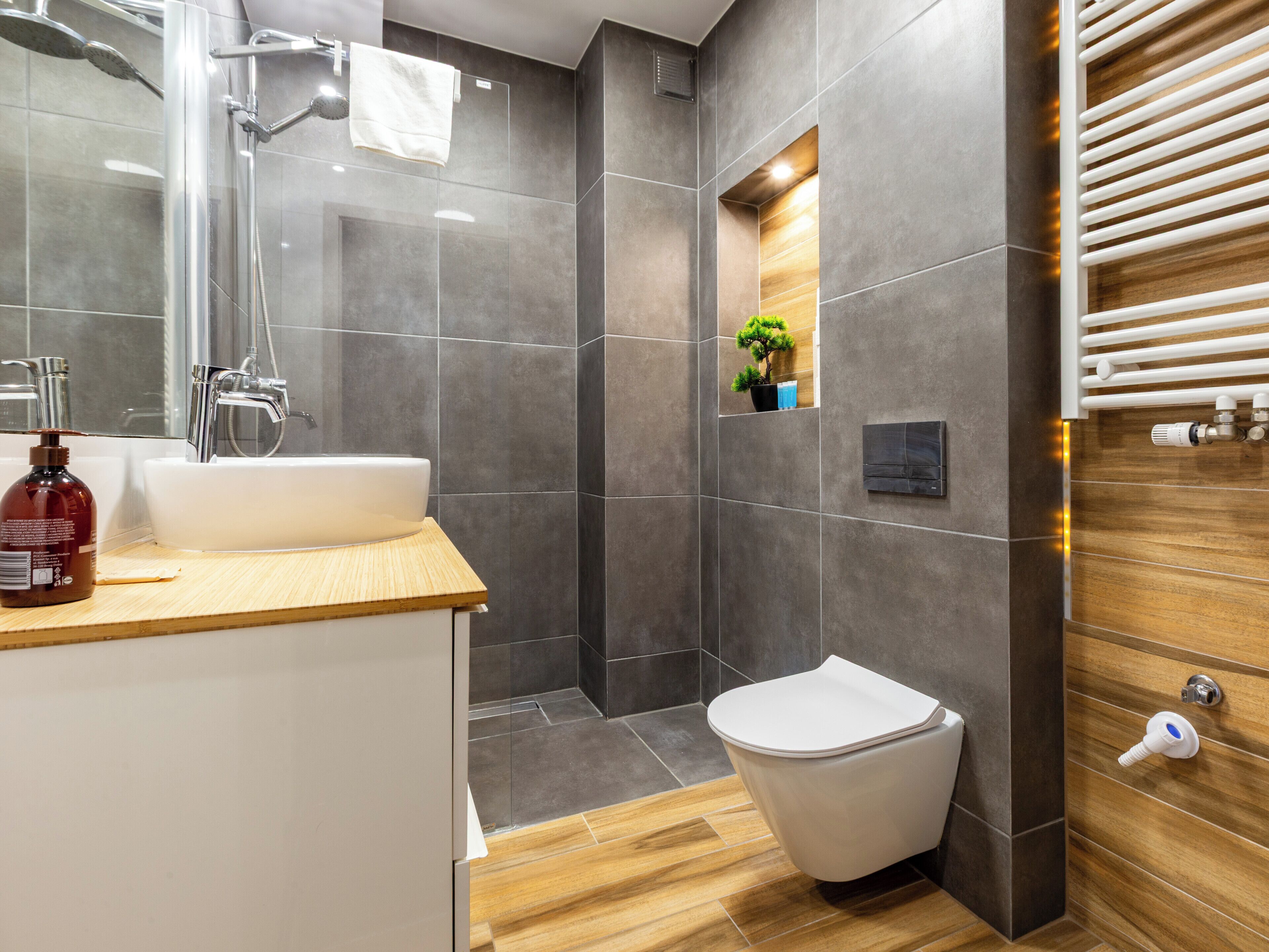 Douche, séchoir à cheveux, serviettes fournies