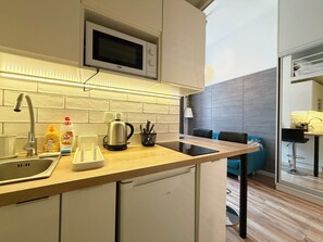 Fridge, microwave, stovetop - Kościuszki Lavish Studio with Mezzanine (Wrocław)