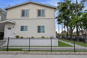 Exterior - Cozy LA Home Base for Your City Adventures (Los Angeles)