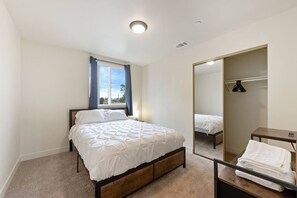 7 bedrooms, WiFi, bed sheets - Cozy LA Home Base for Your City Adventures (Los Angeles)