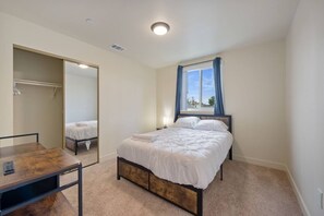 7 bedrooms, WiFi, bed sheets - Cozy LA Home Base for Your City Adventures (Los Angeles)