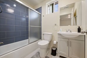 Toallas, jabón, papel de baño 