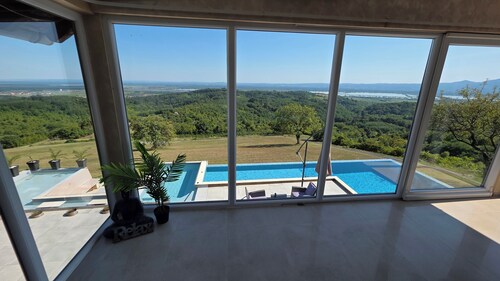 Modern villa with pool and jacuzzi on a peaceful Oriovac hill in Slavonia.