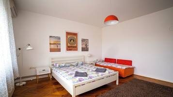 Ein Schlafzimmer mit einem Bett, einem Nachttisch und einer roten Bank.