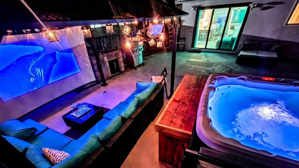 Ein moderner Lounge-Bereich mit einer Couch, einem Holztisch und einer Whirlwanne.