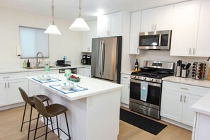 Fridge, microwave, oven, stovetop - NEW! 4BR House -Pool, Jacuzzi, Outdoor Kitchen, AC (San Diego)
