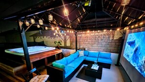Eine gemütliche Lounge-Ecke mit einem Ecksofa, einem Holztisch und einem Fernsehbildschirm.
