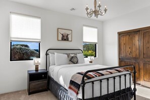 Desk, iron/ironing board, travel cot, WiFi - Stunning Scottsdale Estate - Pool/Spa/Sleeps 14 (Scottsdale)