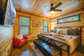 2 bedrooms, iron/ironing board, travel cot, WiFi - The Animal Crossing · Family Cabin w/ Hot Tub & Fire Pit (Broken Bow)