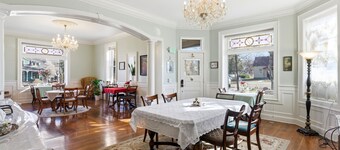 Quiet corner suite w 2-person spa in Boutique B&B