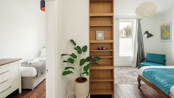 2 bedrooms, desk, iron/ironing board, WiFi