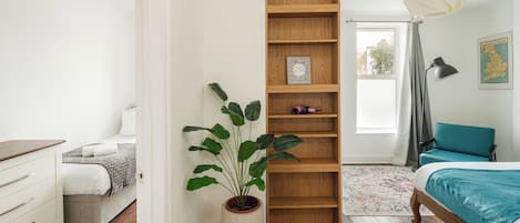 2 habitaciones, escritorio, tabla de planchar con plancha y wifi