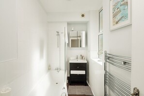 Hair dryer, towels - Bright 2BR Home with Private Patio (Greater London)